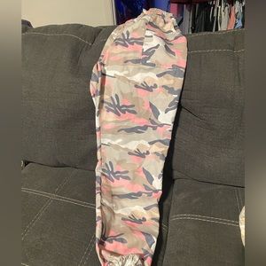 Womens pink camo pants